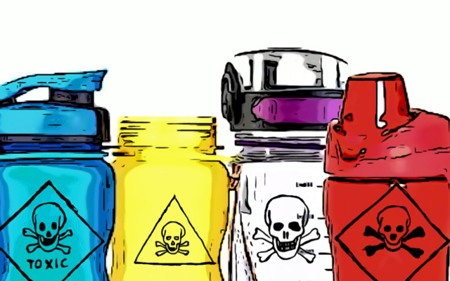 bouteilles d'eau produits chimiques